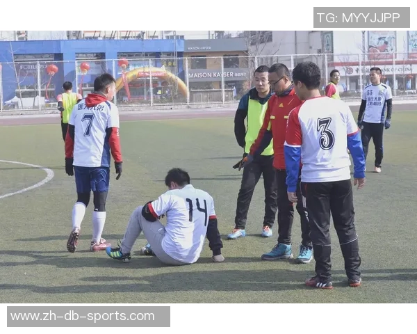 足球技巧的全面解析与实战应用提升球员水平的关键要素 足球技巧的全面解析与实战应用提升球员水平的关键要素